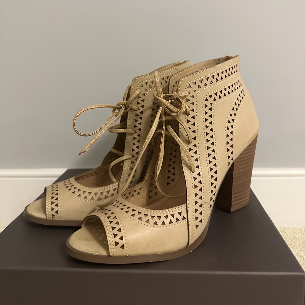 Restricted Womens Taupe Open-Toe Sandal Shoes